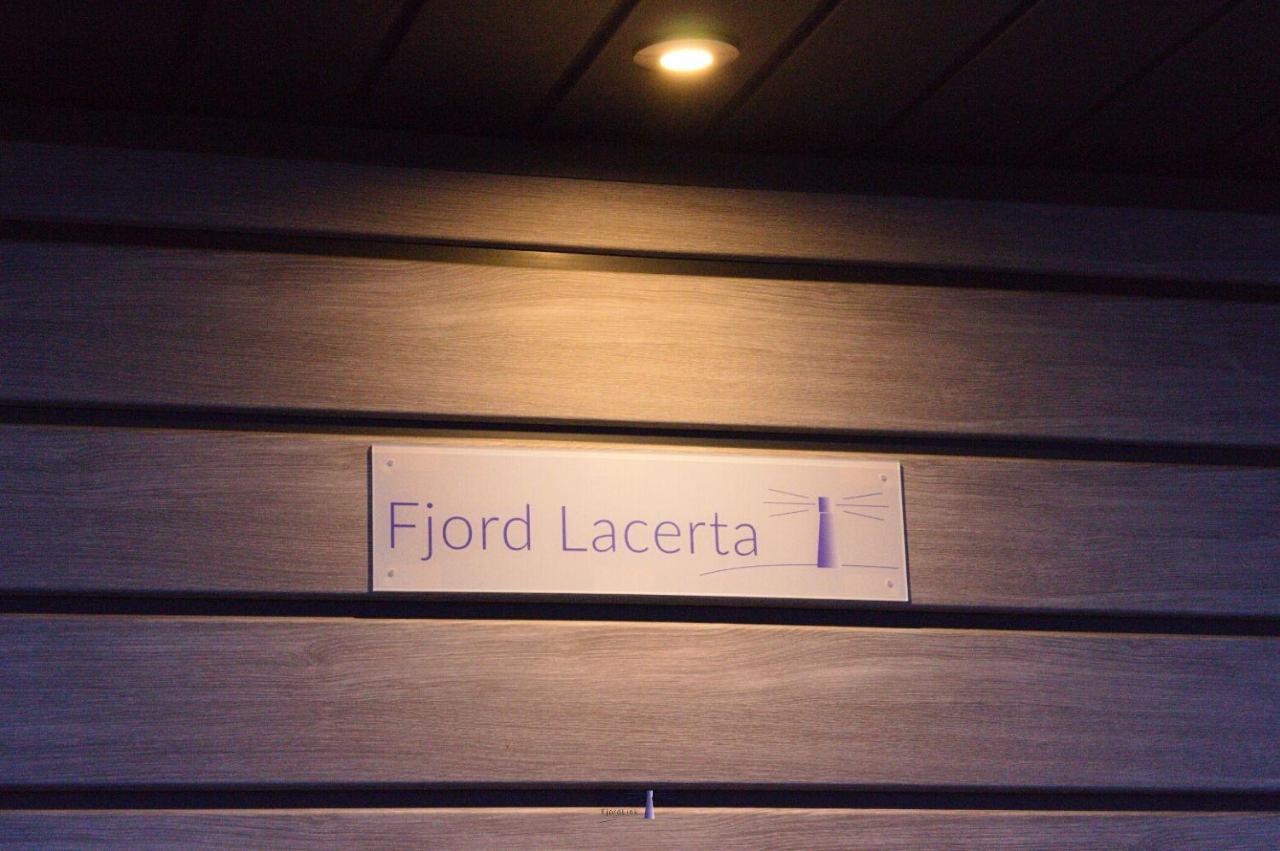 Hausboot Fjord Lacerta Mit Dachterrasse In Wendtorf Exterior photo